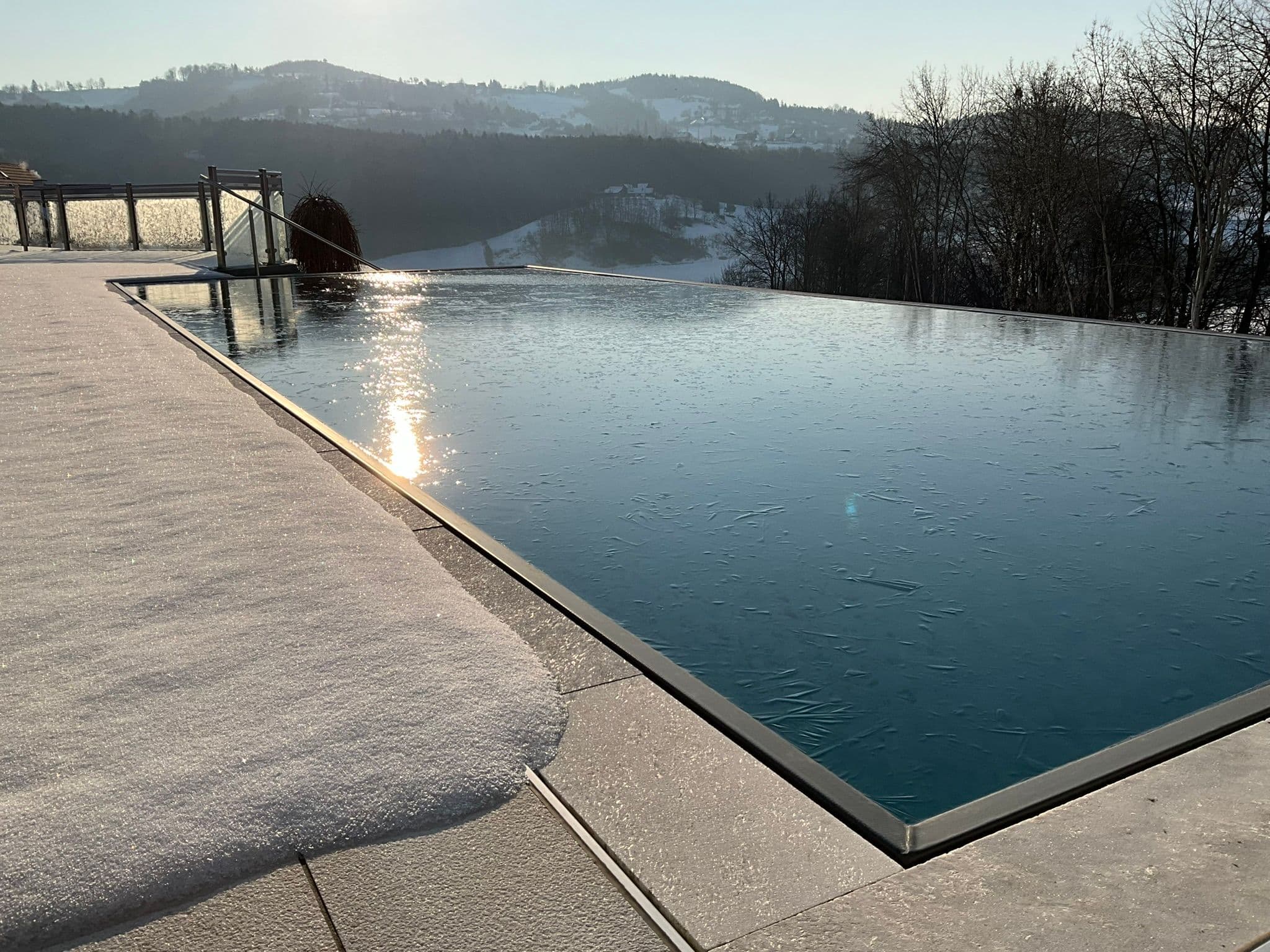 Zugefrorener Wasserspiegel bei einem Überlaufbecken
