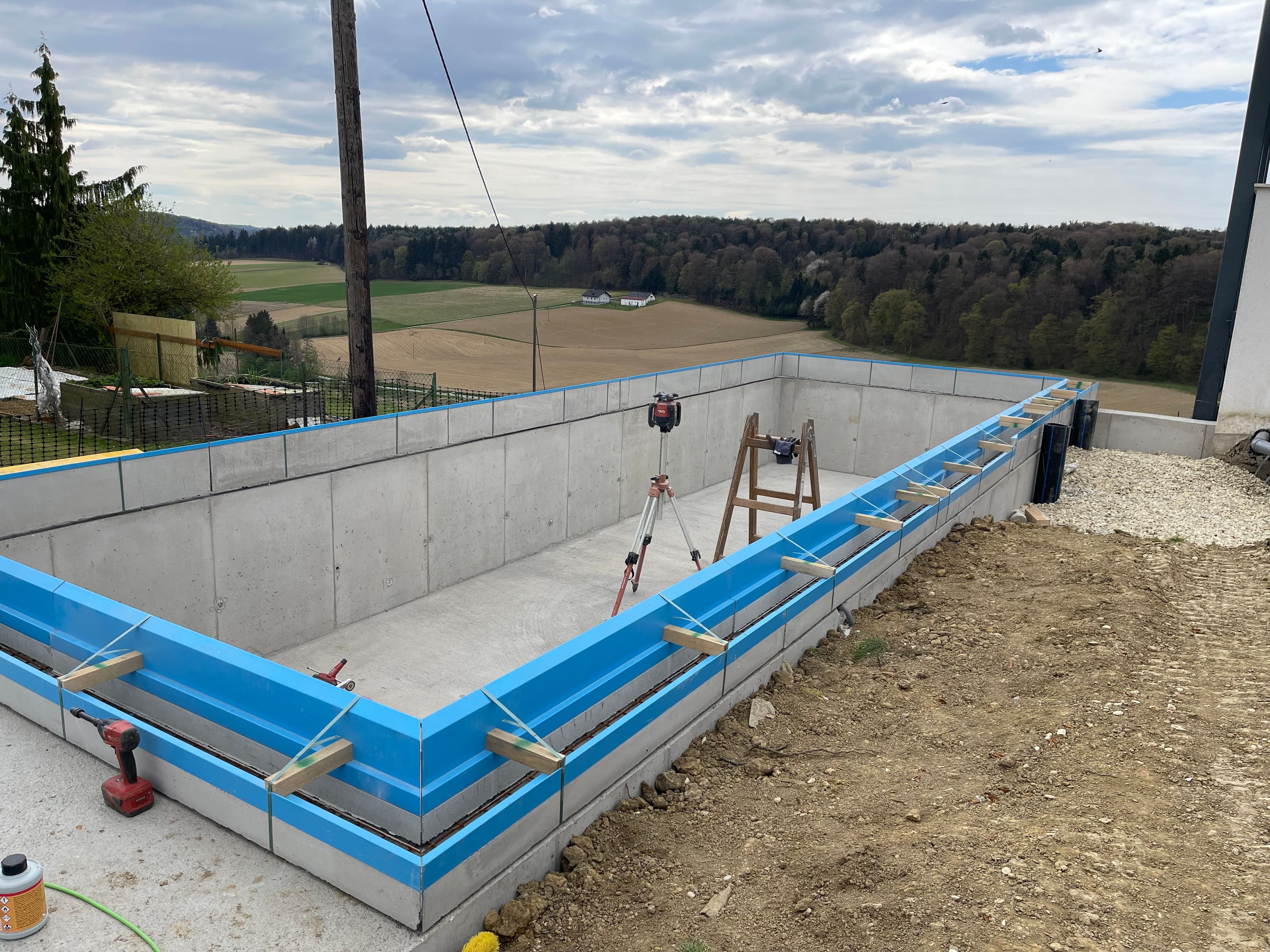 Montage der AquaLite-Überlaufrinne auf einer Poolbaustelle