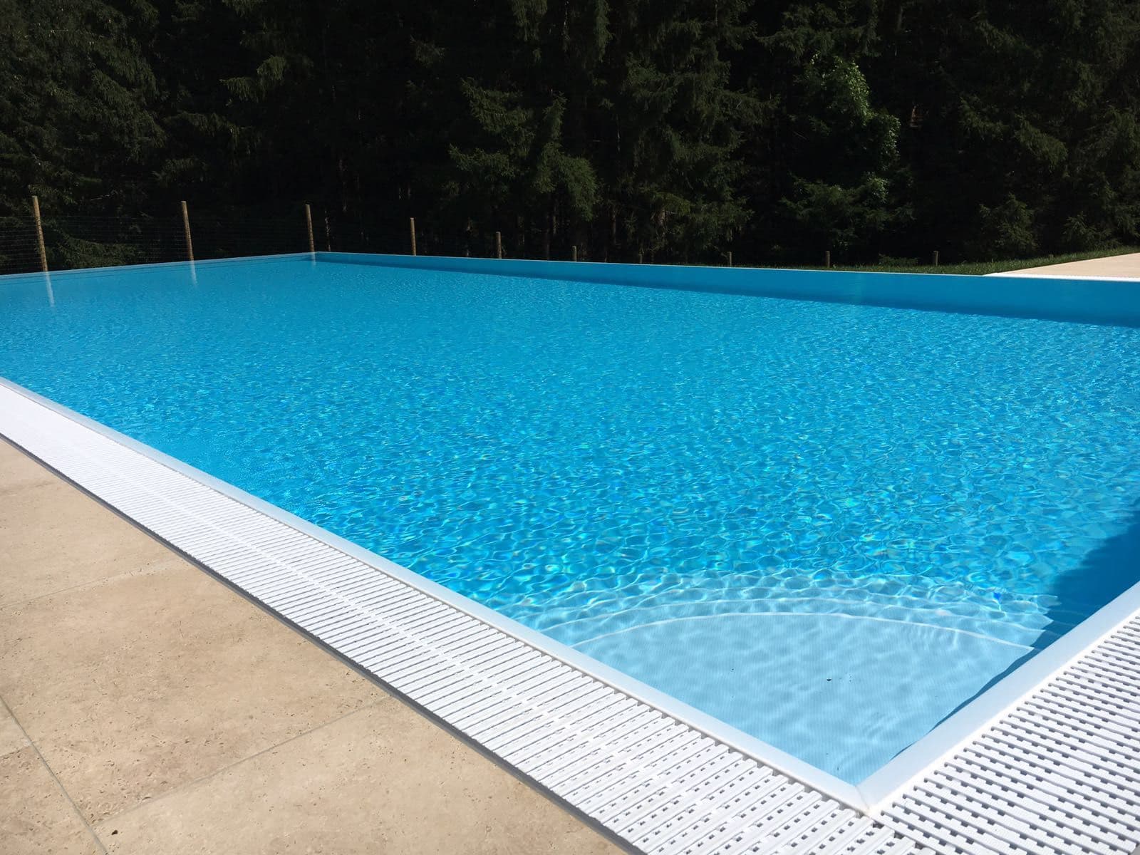 Modell 1: Überlaufrinne für Rinnenrost, ohne Griffkante: AquaLite-Überlaufrinne im eingebauten Zustand