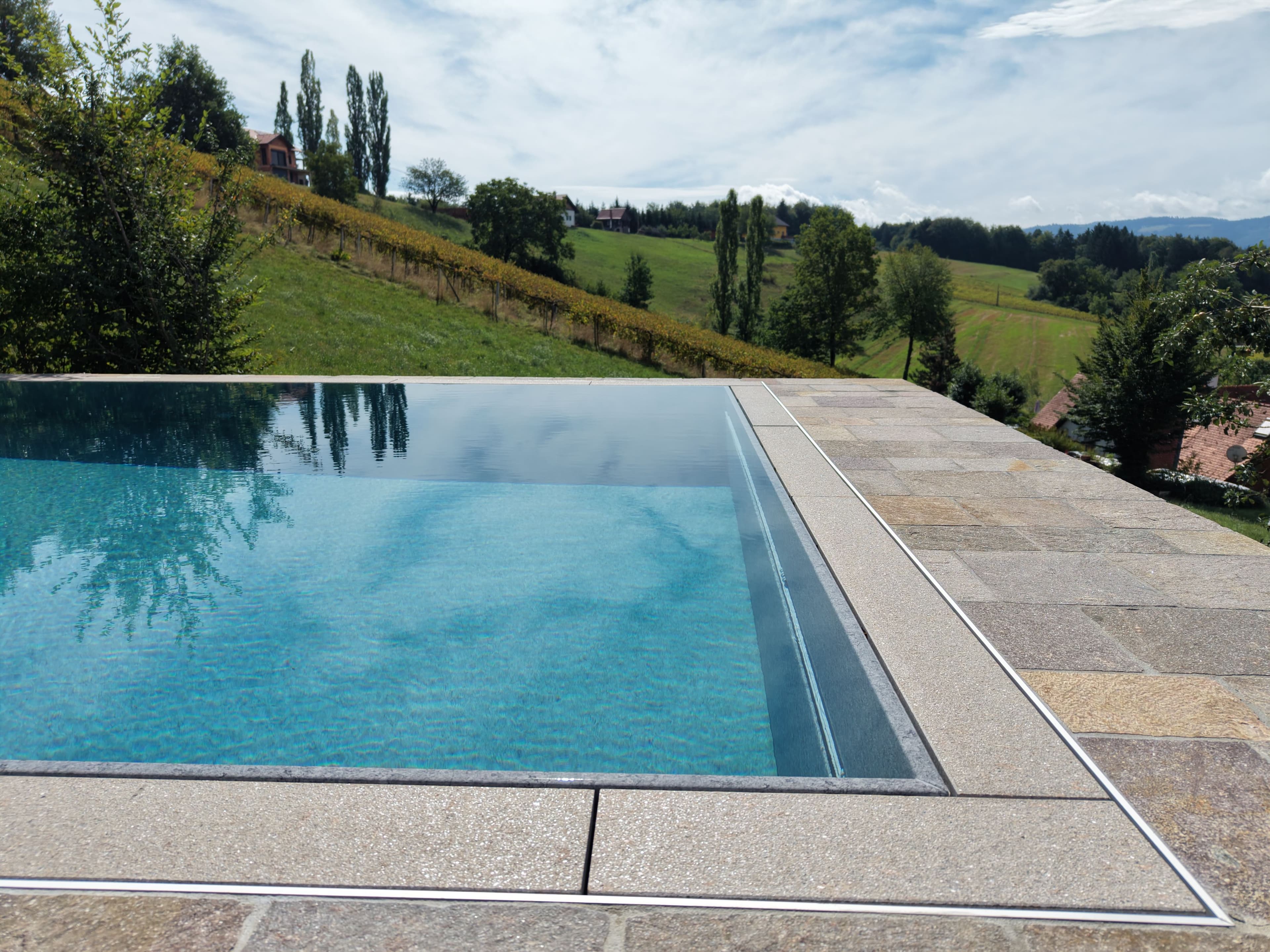 Überlaufpool mit Travertin-Terrasse aus der Vogelperspektive