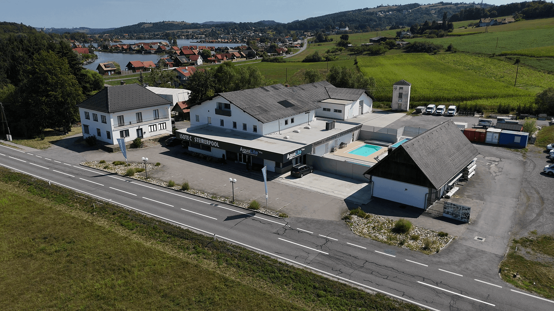 Infinity-Pool mit AquaLite-Überlaufrinne, Wasser bis zur Kante vor Bergpanorama