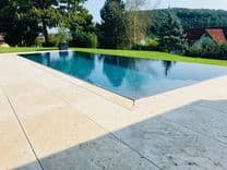 Modell 6: Überlaufrinne mit Steineinlage für den Infinity-Pool