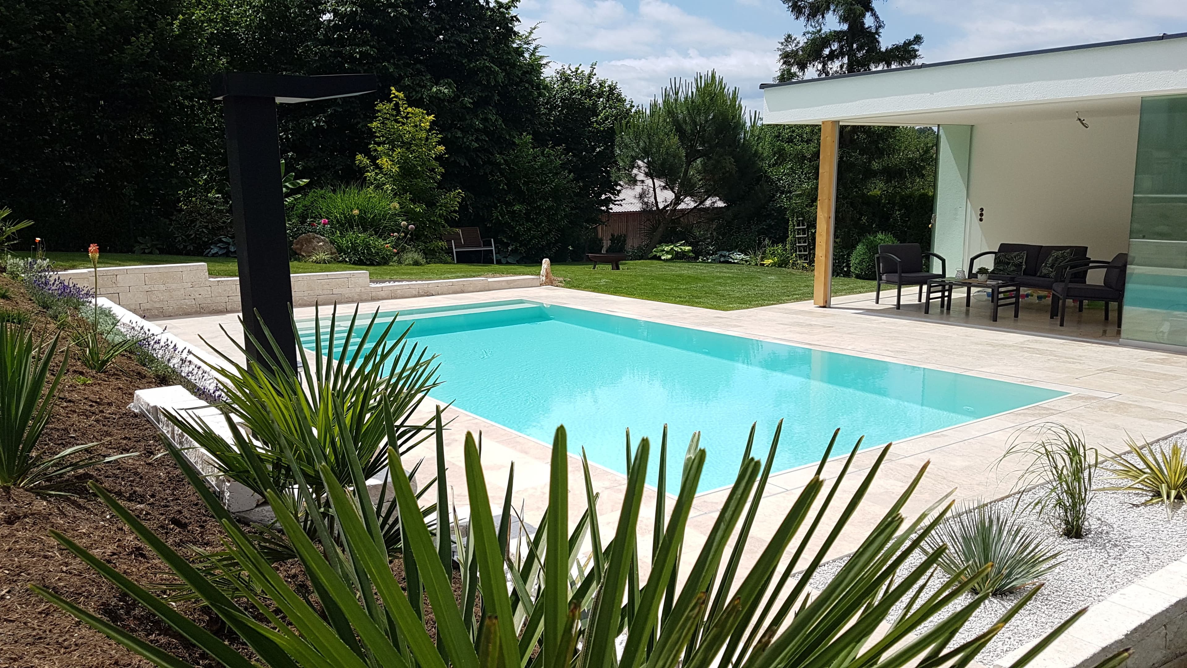 Fertiger Infinity-Pool auf einer Terrasse mit Blick in die hügelige Landschaft