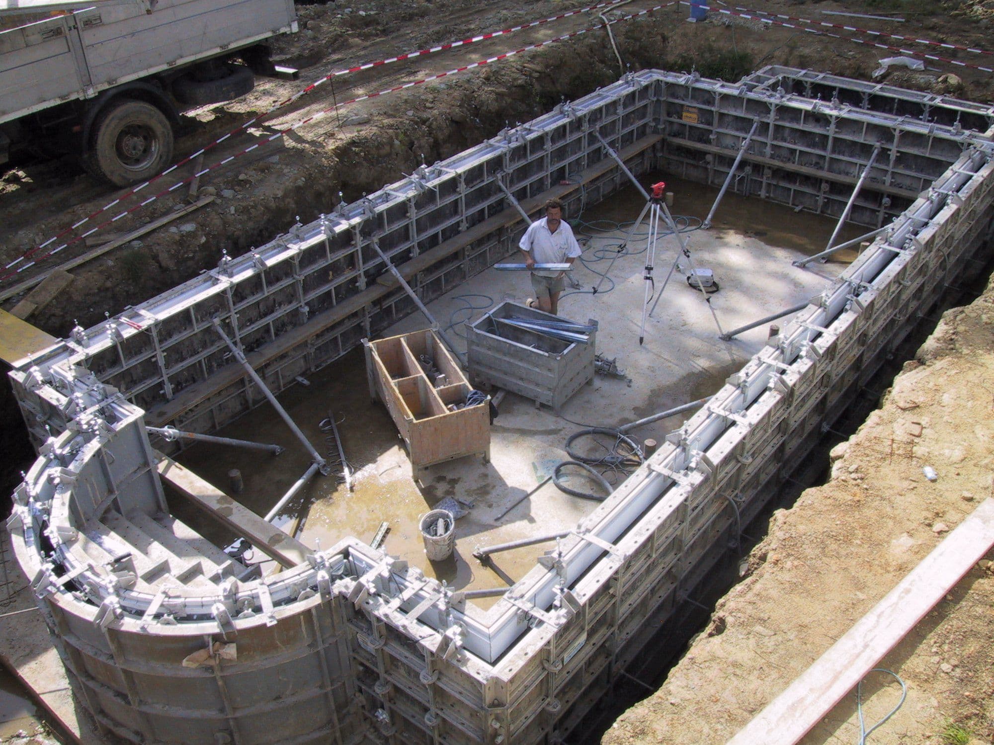 Poolschalung von Isotec Steirerpool mit Rundbecken auf der Baustelle, Ausgangspunkt der Rinnenentwicklung
